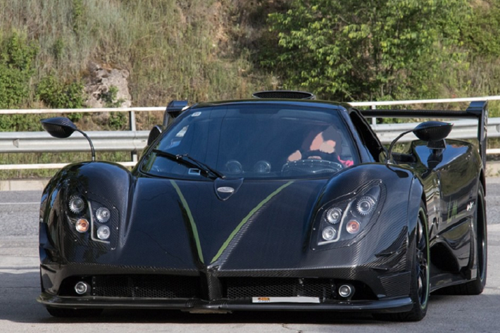 Pagani thường sử dụng kiểu mui khá phức tạp và chúng phù hợp nằm trong garage hay trưng bày ở các sự kiện thay vì lái ra đường phố thường xuyên với chiếc mui xe phải bỏ ở nhà.