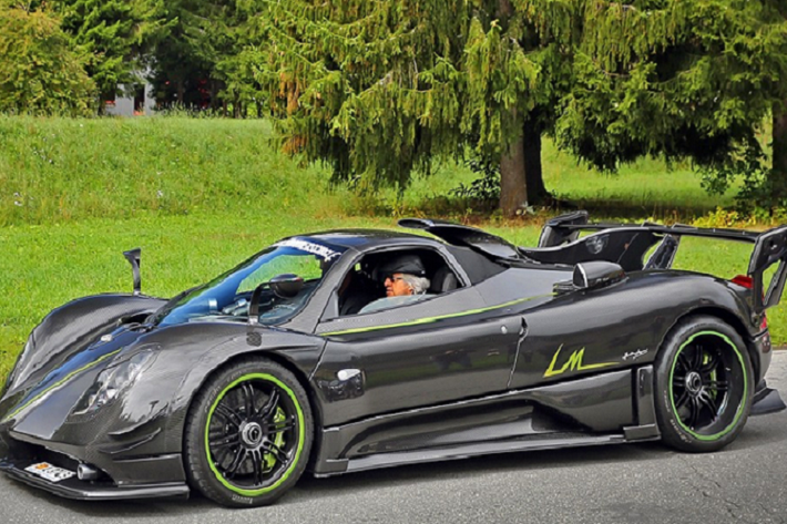 Nếu đang lái chiếc siêu xe triệu đô Pagani Zonda LM Roadster trên đường mà chẳng may trời mưa bất chợt, có lẽ cả chủ và xe đều ướt như "chuột lột". Chính vì thế, nhiều tay săn ảnh rất hiếm khi thấy hàng độc này được chủ nhân cho tháo mui khi lăn bánh ngoài đường.