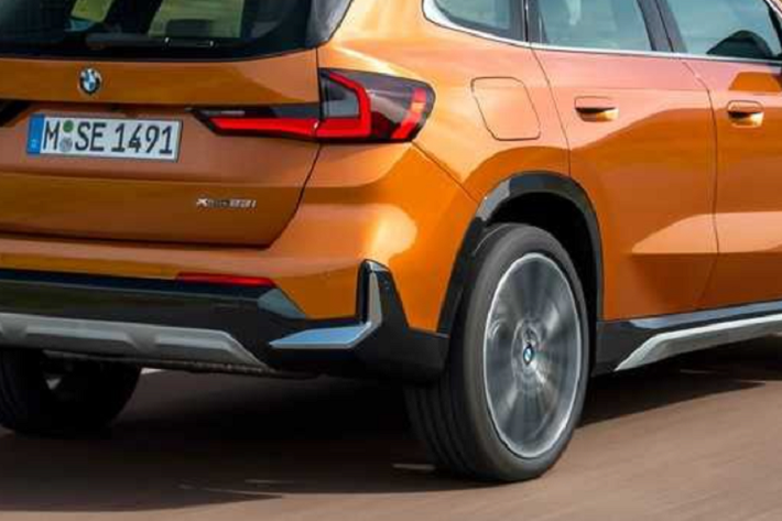 Bước vào khoang lái, BMW X1 2023 có thiết lập 5 chỗ ngồi, nhưng nhờ kích thước xe tăng lên mà cả người lái lẫn hành khách ngồi trong xe sẽ cảm thấy thoải mái hơn. Hệ thống giải trí trên xe đã được nâng cấp lên hệ điều hành iDrive 8 mới nhất, bao gồm cặp màn hình là bảng đồng hồ 10.25 inch và màn hình giải trí 10.7 inch. Bên dưới màn hình giải trí là cửa gió điều hòa, hộc để cốc và đế sạc không dây cho điện thoại di động.