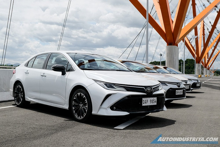 Toyota Corolla Altis GR Sport 2022 mới đã lần đầu tiên trình làng tại thị trường Thái Lan vào hồi tháng 1 đầu năm nay. Sau 3 tháng, mẫu sedan hạng C này tiếp tục ra mắt ở một thị trường Đông Nam Á khác là Philippines.