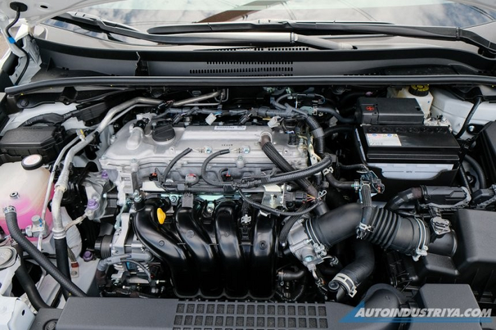 Toyota Corolla Altis GR Sport 2022 ở thị trường Philippines được phát triển dựa trên bản V của xe. Do đó, mẫu xe này cũng có những trang bị như cần gạt nước tự động, gương chiếu hậu gập chỉnh điện và mở cửa không cần chìa khóa. Bên trong Toyota Corolla Altis GR Sport 2022 ở thị trường Philippines có ghế lái chỉnh điện, màn hình đa thông tin 7 inch bên trong bảng đồng hồ, vô lăng bọc da tích hợp phím chức năng, hệ thống điều hòa tự động, ghế sau gập 60:40 và cửa gió điều hòa, bệ tì tay trung tâm đi kèm ngăn đựng cốc dành cho hàng ghế sau.