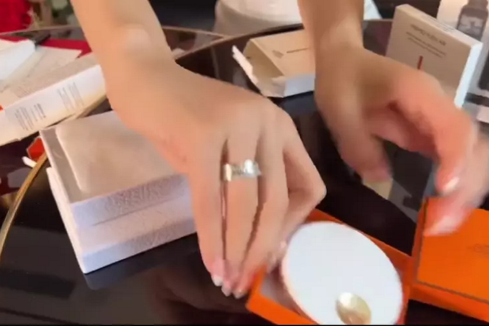 Món quà thứ hai của "bé Heo" là bộ phấn và cọ trang điểm của Hermès