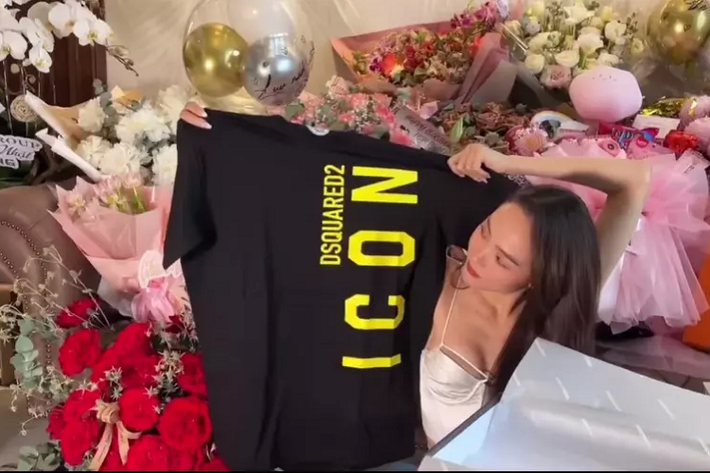 Ông xã đại gia của cô tiếp tục được "ké" theo một chiếc áo phông.