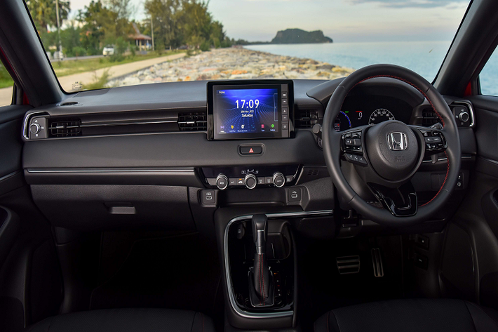 Một thông tin đáng chú ý, Honda HR-V 2022 ở Indonesia sẽ có bản RS. Phiên bản này có 6 túi khí (tiêu chuẩn 4 túi khí), mở cửa không cần chìa, màn hình giải trí 7 inch. Tương tự Thái Lan, tất cả các phiên bản của HR-V 2022 ở Indonesia sẽ được trang bị gói công nghệ an toàn Honda Sensing.