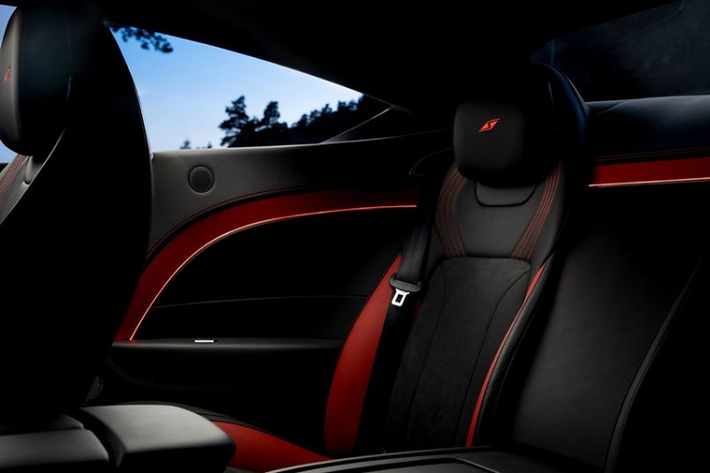 Bộ ống xả kép được hoàn thiện bằng lớp sơn đen bóng. Bentley cho biết âm thanh của hệ thống ống xả trên Continental GT S và GTC S thú vị hơn phiên bản thông thường.