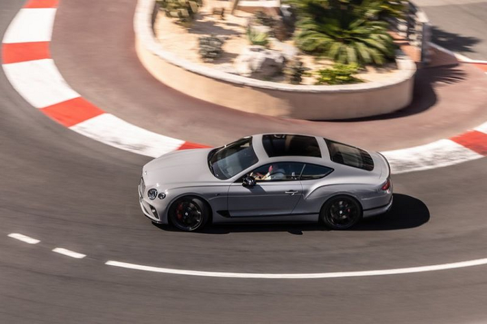 Tuy nhiên, trên phiên bản S, Bentley trang bị cho bội đôi Continental GT và GTC hệ thống chống nghiêng thân xe chủ động Bentley Dynamic Ride 48V giúp cải thiện sự thoải mái khi lái xe ở dải tốc cao.
