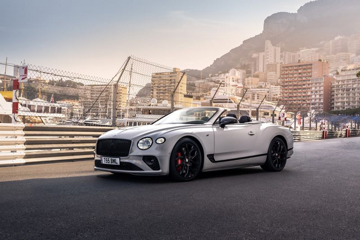 Sau khi ra mắt Bentayga S và Flying Spur S, Bentley tiếp tục ra mắt phiên bản nâng cấp cho bộ đôi coupe đầu bảng của hãng: Bentley Continental GT S và GTC S. Khác với phiên bản Azure hướng đến sự thoải mái, phiên bản S này hướng đến kiểu dáng và cảm giác lái thể thao.