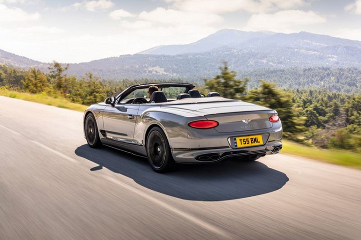 Giá xe Bentley Continental GT và GTC 2022 phiên bản S chưa được Bentley công bố. Tại Việt Nam, Bentley Continental GT và GTC có mức giá bán niêm yết dao động từ 8,5 đến 11,7 tỷ đồng.