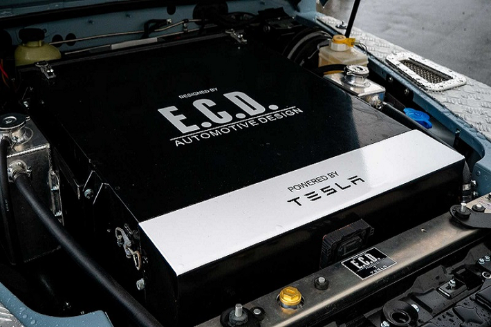 Tuy nhiên, trái ngược với các sản phẩm trước đó, chiếc Land Rover Defender độc đáo này không có bất kỳ khối động cơ V8 nào nằm dưới nắp capo, bởi nó hoạt động hoàn toàn bằng điện.