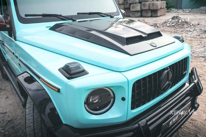 Đến cả nắp lốp xe dự phòng của Mercedes-AMG G63 độ Brabus cũng được làm bằng sợi carbon siêu nhẹ. Xe được trang bị bộ mâm 22 inch sơn đen mờ hầm hố, đi kèm bộ lốp Pirelli cùng cùm phanh màu đỏ thể thao.