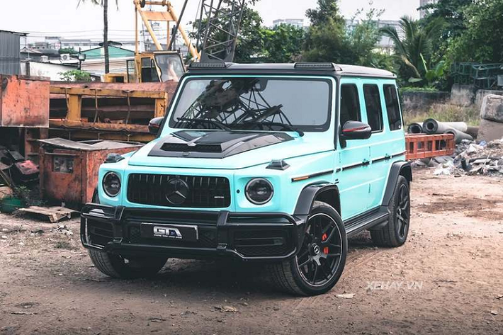 Tuy nhiên, sau đó chủ chiếc Mercedes-AMG G63 hạng sang đã làm mới diện mạo xe với màu xám xi măng, và bây giờ chiếc SUV lại tiếp tục được "thay áo" màu xanh dương lạ mắt. Việc đổi màu này cũng được thực hiện bằng phương pháp dán decal.