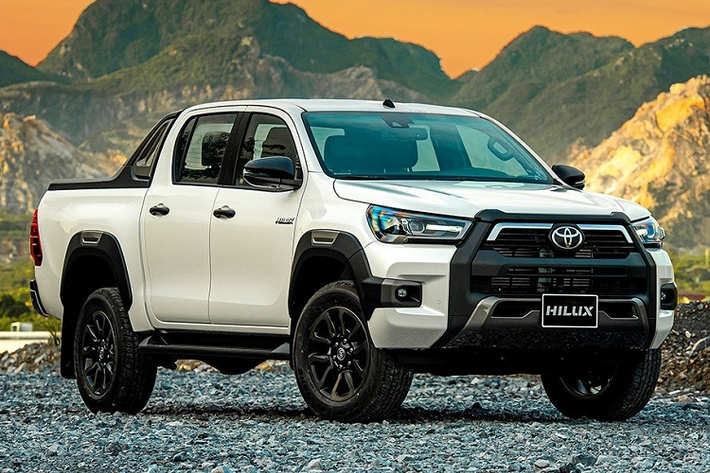 Toyota Việt Nam sẽ ngừng nhập dòng bán tải Hilux mới từ Thái Lan. Nguyên nhân là vì Toyota Hilux nhập khẩu về Việt Nam từ trước đến nay chỉ đạt tiêu chuẩn khí thải Euro4, Thủ tướng Chính phủ đã ban hành Quyết định số 49/2011 yêu cầu tất cả các loại ôtô sản xuất, lắp ráp trong nước và nhập khẩu bán tại Việt Nam từ năm 2022 trở đi đều phải đạt tiêu chuẩn khí thải Mức 5, tương ứng Euro5. Hilux có thể tiếp tục được phân phối tại Việt Nam nếu đó là phiên bản dùng động cơ đạt chuẩn Euro5, nhưng Toyota Việt Nam đã không làm như vậy, hãng vẫn quyết định dừng nhập khẩu mẫu xe Hilux từ ngày 01/01/2022, chưa rõ thời gian bán lại.