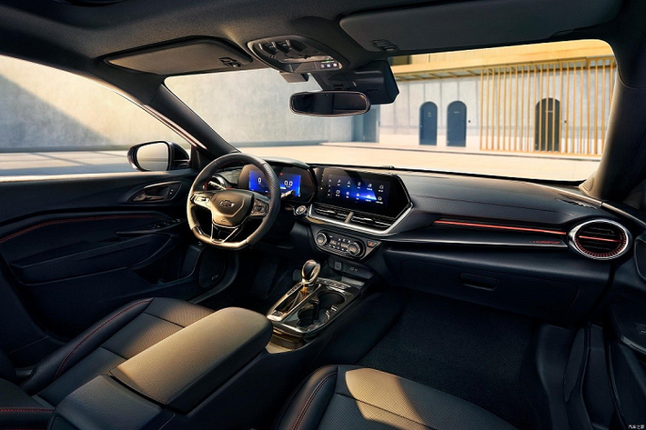Ở bên sườn, Chevrolet Seeker 2023 được trang bị đường vai xe chếch lên ở cột C, đường dập gân kéo dài từ cửa trước đến chắn bùn sau và kính cửa sổ nhỏ gọn. Ngoài ra, xe còn có bộ vành hợp kim 17 inch hoặc 18 inch .