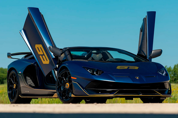 Một chiếc Lamborghini Aventador SVJ 63 Roadster mui trần chuẩn bị được đưa lên sàn đấu giá tại sự kiện Mecum's Monterey, diễn ra vào ngày 18-20/8. Đây là một trong 63 chiếc Aventador SVJ 63 Roadster được sản xuất trên toàn cầu.