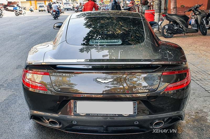Về thiết kế, Aston Martin Vanquish là mẫu xe mang thiết kế đậm chất quý tộc Anh Quốc với những đường nét thiết kế thanh lịch và sang trọng pha trộn nét cổ điển.
