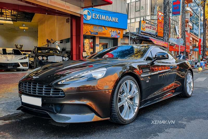 Chiếc Aston Martin Vanquish hàng hiếm trong bài là của Chủ tịch tập đoàn Trung Nguyên, ông Đặng Lê Nguyên Vũ. Tuy nhiên, xe rất ít khi được lăn bánh trên đường phố, đây là một trong những lần hiếm hoi.