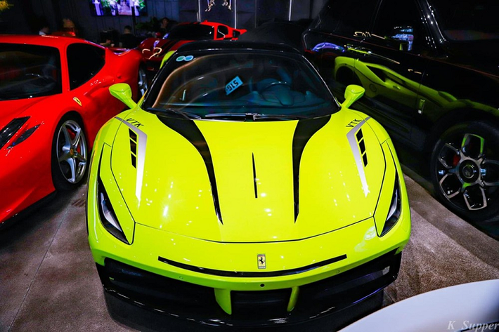 Khác với chiếc xe SUV hạng sang mercedes-AMG G63 đang chờ được bấm biển, siêu xe Ferrari 488 GTB xuất hiện tại Buôn Ma Thuột của cô gái 9X quê Bến Tre đã có biển số Sài thành. Hiện chưa rõ Tú Quyên có ý định đổi biển số cho siêu xe Ferrari 488 GTB từ Sài thanh sang đầu số 47 của Đắk Lắk hay không.