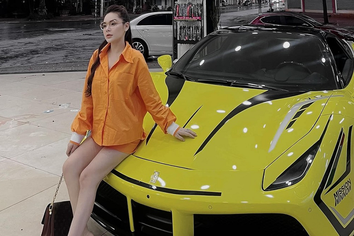 Thông tin về việc chiếc Ferrari 488 GTB màu độc cùng bộ tem xe đua được vận chuyển về Buôn Ma Thuột, tỉnh Đắk Lắk, vào đầu tháng 5 này đã nhanh chóng nhận được sự quan tâm của giới mê xe trong nước. Đến nay, danh tính của chủ nhân xe đã được cộng đồng mạng chia sẻ và khá bất ngờ khi đó lại là 1 cô gái sinh năm 1993, quê ở tỉnh Bến Tre.