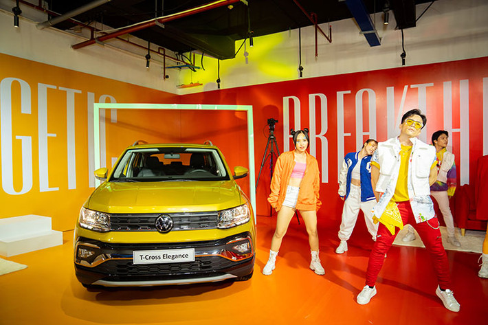 Volkswagen Việt Nam vừa cho ra mắt mẫu SUV cỡ B Volkswagen T-Cross nhập khẩu Ấn Độ vào sáng nay ngày 10/5/2022 với 2 phiên bản, bao gồm Elegance và Luxury. Giá xe Volkswagen T-Cross 2022 tương ứng của 2 phiên bản này là 1,099 tỷ đồng và 1,299 tỷ đồng.