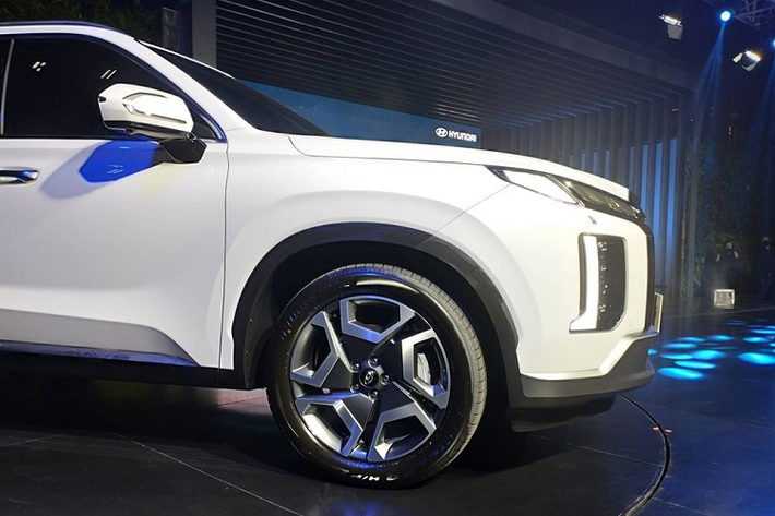 Bên trong xe, Hyundai Palisade 2023 cũng được cải tiến với mặt táp-lô mới và màn hình trung tâm 12,3 inch tiêu chuẩn, nối liền với bảng đồng hồ. Thêm vào đó là cửa gió điều hòa thanh mảnh hơn và kéo dài trên mặt táp-lô. Bên dưới cửa gió điều hòa là các nút bấm màu đen thay vì bạc như trước. Cụm điều khiển trung tâm của xe được nâng cao hơn so với phiên bản cũ.