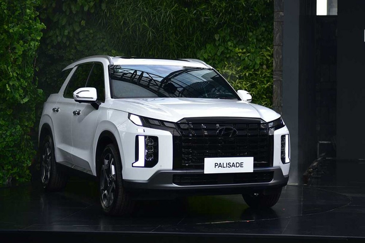 Dù ở phiên bản nào, xe cũng dùng động cơ diesel R CRDi 4 xi-lanh, tăng áp, dung tích 2.2L, sản sinh công suất tối đa 200 mã lực tại tua máy 3.800 vòng/phút và mô-men xoắn cực đại 440 Nm tại dải tua máy 1.750 - 2.750 vòng/phút. Động cơ kết hợp với hộp số tự động 8 cấp và hệ dẫn động cầu trước hoặc 4 bánh toàn thời gian.