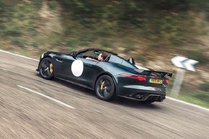 Hình ảnh do Tunku Idris Iskandar Ismail chia sẻ cho thấy chiếc xe thể thao Jaguar F-Type Project 7 của mình được sơn màu xanh nhạt cùng sọc trắng và còn có logo số 7.