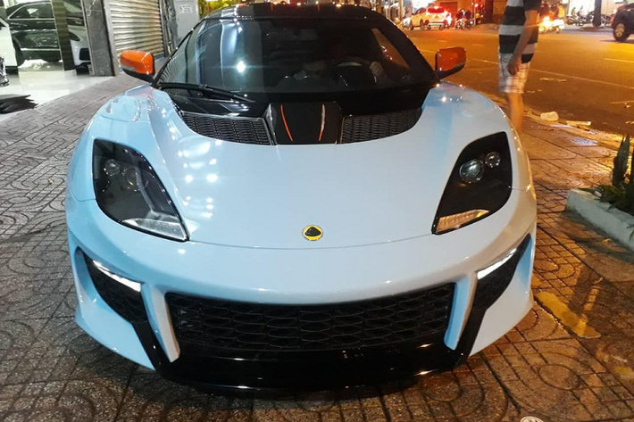 Mới đây, một chiếc xe cứu hộ chở theo mẫu xe thể thao Lotus Evora GT hàng độc được trùm bạt cẩn thận nhanh chóng xuất hiện trước một showroom bán xe sang nằm trên đường An Dương Vương, quận 5, TP HCM đã thu hút rất nhiều sự quan tâm của giới mê xe.