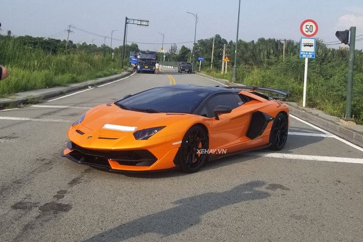 Chiếc Lamborghini Aventador SVJ Roadster tại Việt Nam này mang trên mình bộ cánh màu cam vô cùng nổi bật, đi kèm với các chi tiết bằng sợi carbon để tối ưu tính khí động học và nhiều đường cắt xẻ táo bạo, nhấn mạnh vào sự hầm hố.