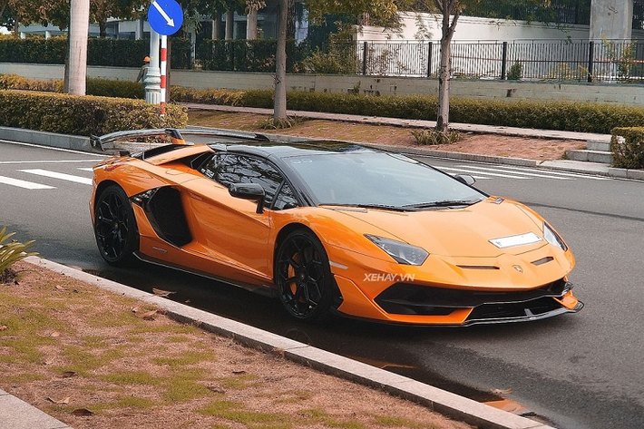Siêu xe Lamborghini Aventador SVJ Roadster được trang bị bộ mâm Leirion kích thước 20 inch ở bánh trước và 21 inch ở bánh sau. Mâm xe được sơn đen bóng, sử dụng cơ cấu ốc khóa tâm. Bên trong, nổi bật là hệ thống phanh carbon ceramic màu cam ton-sur-ton. Trên vòm bánh sau, xe có logo SVJ tới 9.000 USD (khoảng 205 triệu đồng).