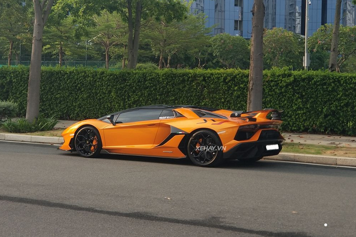 Ngoài việc sở hữu màu sơn ngoại thất màu cam độc nhất, chiếc Lamborghini Aventador SVJ Roadster này mới đây còn được chủ nhân nâng cấp một chi tiết khiến nhiều siêu xe khác phải “e dè”. Đó là bộ ống xả gintani hàng khủng đến từ Mỹ với âm thanh F1 khiến chiếc xe mỗi khi xuất hiện trên phố như một con quái vật thực sự.