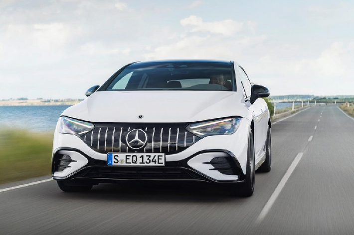 Bên trong Mercedes-AMG EQE 2023, người lái sẽ được chào đón bằng không gian nội thất thể thao với ghế AMG bọc bằng da nhân tạo Artico và chỉ khâu màu đỏ tương phản. Trong khi đó, chất liệu da Nappa là trang bị tùy chọn của xe. Ngoài ra, xe còn có vô lăng vát đáy, bộ bàn đạp thể thao, thảm sàn AMG và màn hình siêu lớn của hệ thống thông tin giải trí MBUX, kết hợp 3 màn hình vào làm 1, bao gồm cả màn hình dành cho ghế phụ lái. Đáng tiếc là hiện giá xe Mercedes-AMG EQE 2023 vẫn chưa được hé lộ.