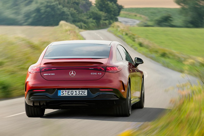 Trong đó, Mercedes-AMG EQE 43 4MATIC 2023 chạy điện được trang bị 2 mô-tơ và hệ dẫn động 4 bánh toàn thời gian. Xe sở hữu công suất tối đa 469 mã lực và mô-men xoắn cực đại 858 Nm nên có thể tăng tốc từ 0-100 km/h trong thời gian chỉ 4,2 giây trước khi đạt vận tốc tối đa giới hạn điện tử 210 km/h.