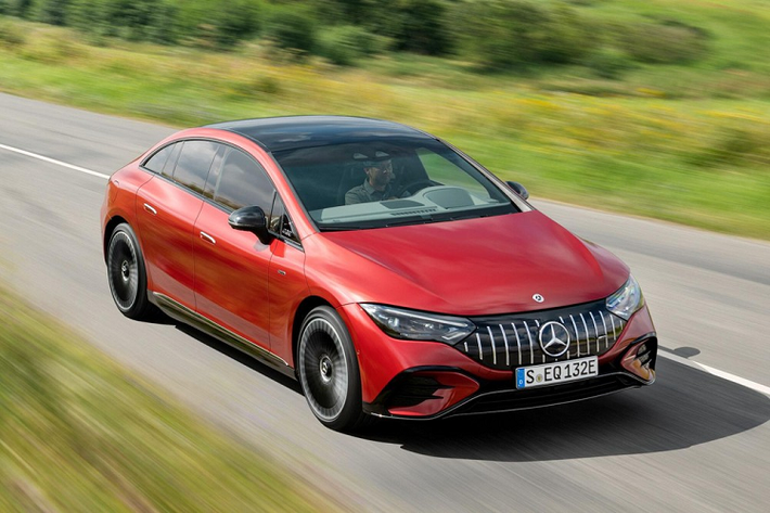 Mẫu sedan thuần điện hạng sang Mercedes-Benz EQE đã chính thức trình làng vào hồi tháng 9 năm ngoái. Sau gần nửa năm, hãng Mercedes-Benz tiếp tục vén màn phiên bản hiệu suất cao của xe mang tên Mercedes-AMG EQE. Vào thời điểm hiện tại, Mercedes-AMG EQE 2023 mới chỉ có 2 bản trang bị là EQE 43 4MATIC và EQE 53 4MATIC+
