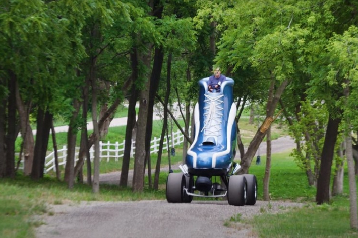 Nguồn cảm hứng đằng sau chiếc xe Roller Skate Car giày patin sáng tạo này là một chương trình truyền hình từ đầu những năm 1990 có tên Mel's Diner, có các nữ phục vụ đi giày patin. Như bạn có thể quan sát từ hình ảnh và video, phần thân bằng sợi thủy tinh của chiếc xe độc nhất vô nhị này có sơn chữ Mel's Diner ở bên cạnh.