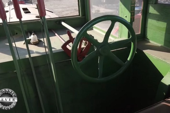 Mặc dù nó trông gần giống như một đầu máy xe lửa, nhưng nó lại phong cách đến không ngờ nhờ tất cả những điểm nhấn thú vị trên cabin và nắp capô. Vậy điều gì khiến Pioneer 30-60 trở nên đáng mơ ước và đắt tiền đến thế? Câu trả lời là độ quý hiếm.