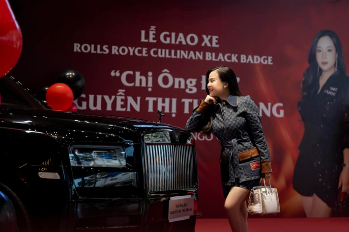 Số lượng Cullinan được nhập khẩu và lăn bánh tại Việt Nam trong một vài năm qua đang không ngừng tăng, tuy nhiên phiên bản đặc biệt - Black Badge của mẫu xe này thì chưa có nhiều và “hiếm” khi xuất hiện trên đường phố.
