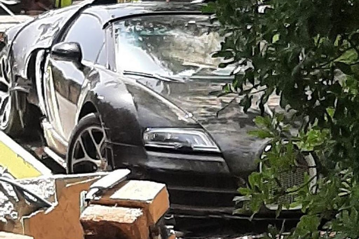Không chỉ nổi tiếng trên sân cỏ với những pha đưa bóng điệu nghệ, CR7 còn là cái tên đáng chú ý trong làng chơi xe khi từng sở hữu hàng loạt siêu xe: Ferrari F430, Lamborghini Aventador LP700-4, McLaren MP4-12C, Audi R8 Spyder, Porsche 911 Turbo S, Chevrolet Camaro SS, Mercedes-Benz S65 Coupe AMG, BMW M6, Maserati GranCabrio, Porsche 911 Carrera 2S Cabriolet… .