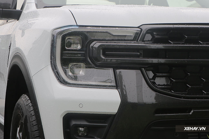 Trên phiên bản Wild Track cao cấp nhất, Ford Ranger 2022 sử dụng hệ thống đèn ma trận - tương tự như Everest. Công nghệ chiếu sáng thông minh "Performance LED " có khả năng tự động bật tắt, cân bằng góc chiếu, bổ trợ góc chiếu và điều chỉnh cường độ của chùm ánh sáng pha để không làm chói mắt người đi đường.