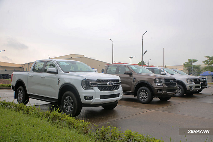 Được đặt lịch giao xe từ cuối tháng 9/2022, tuy nhiên "vua bán tải" Ford Ranger 2023 mới đã lộ diện tại Việt Nam từ sớm, với mức giá từ 659 - 965 triệu đồng lần lượt cho 6 phiên bản với các gói trang bị khác nhau. Đây cũng là mẫu xe được người tiêu dùng ngóng đợi và thu hút nhiều sự chú ý nhất trong phân khúc, bởi doanh số luôn áp đảo các đối thủ.