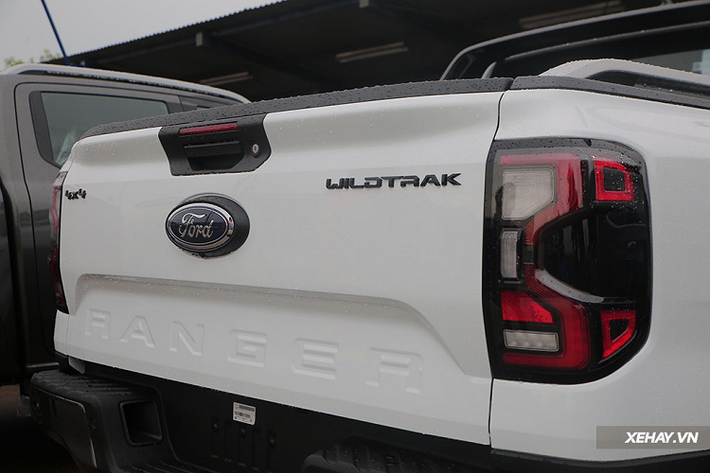 Giữa các phiên bản khác nhau của Ford Ranger, phần đuôi xe cũng có sự khác biệt ở tấm cản gầm và hệ thống đèn báo phanh. Trên phiên bản Wildtrack xe được trang bị radar cảnh báo điểm mù ở trên thân đèn sau, chưa kể tới các cảm biến xung quanh xe.