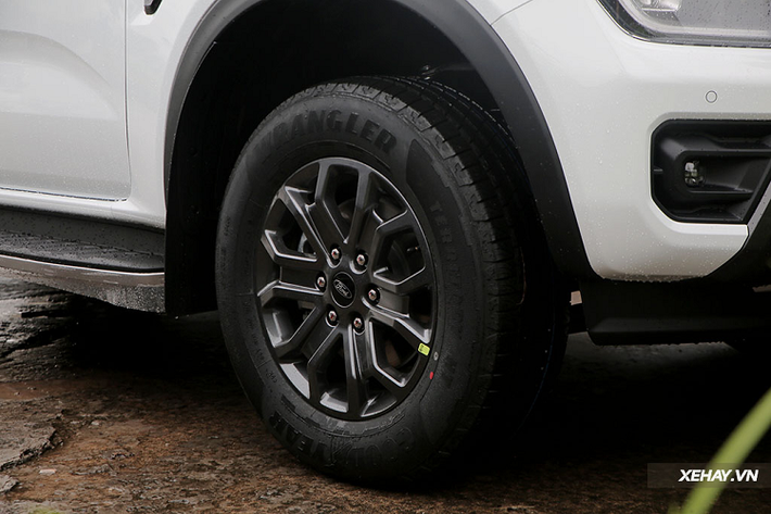 Cũng trên phiên bản cao cấp nhất, Ford Ranger Wildtrack 2022 sử dụng cặp lốp GoodYear Wrangler với kích thước 255/65R18, đi kèm bộ vành hợp kim nhôm 5 chấu kép cực kỳ rắn rỏi. Bên cạnh đó, các phiên bản thấp cấp hơn chỉ sử dụng bộ lốp 255/70 với kích thước mâm 16-17 inch.