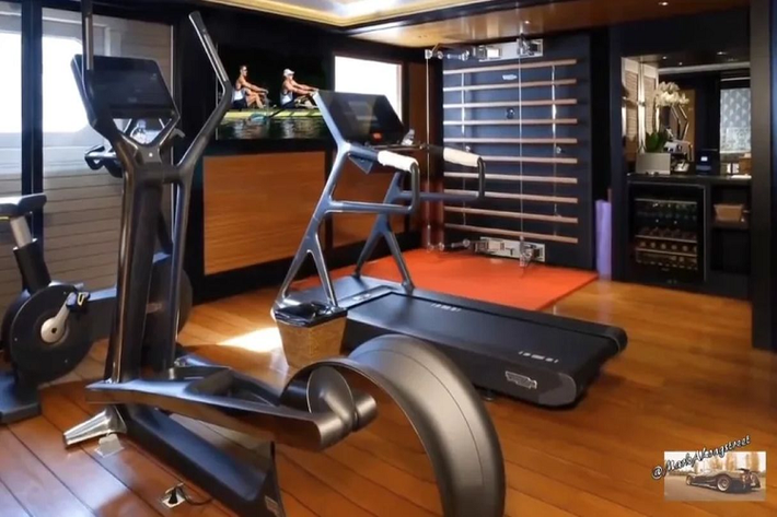 Dilbar mang vẻ đẹp “hào nhoáng” như một tòa lâu đài di động ở trên biển, không hề giống với những chiếc du thuyền khác. Ngoại thất của siêu du thuyền được thiết kế bởi kiến trúc sư hải quân Espen Oeino. Trong khi đó, phần nội thất do công ty thiết kế nổi tiếng thế giới Andrew Winch đến từ Vương quốc Anh đảm nhiệm.