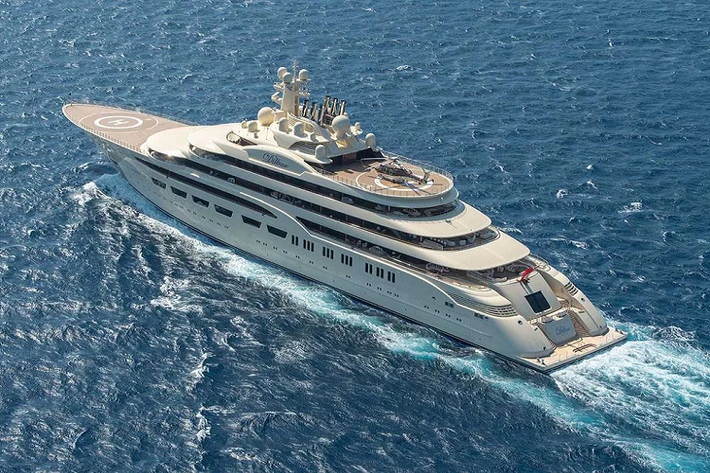 Alisher Usmanov đã mua Dilbar vào năm 2016 từ hãng đóng tàu Lürssen của Đức. Được biết, công ty này đã phải mất 52 tháng để chế tạo ra Dilbar và họ gọi nó là “một trong những du thuyền phức tạp và thách thức nhất từng được chế tạo, cả về kích thước và công nghệ”.