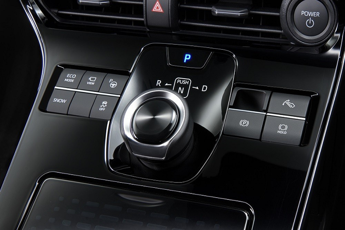 Được phát triển dựa trên cơ sở gầm bệ e-TNGA dành riêng cho ôtô điện, Toyota bZ4X có cả phiên bản dẫn động cầu trước FWD và dẫn động 4 bánh toàn thời gian AWD.