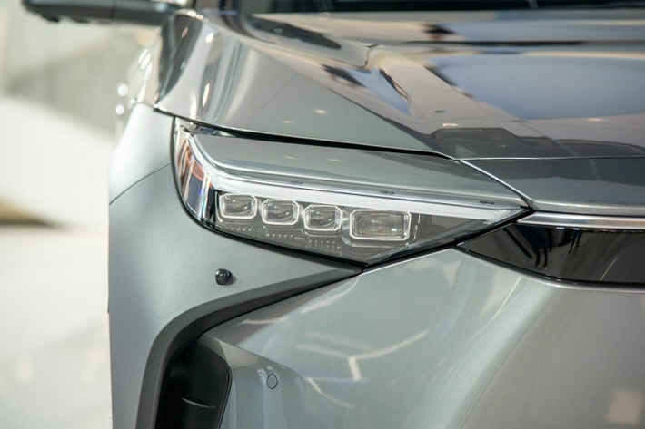 Là mẫu xe điện sản xuất thương mại đầu tiên của thương hiệu Toyota, bZ4X đã lần đầu tiên trình làng vào năm 2021. Ngoài ra, bZ4X còn là mẫu SUV thuần điện do Toyota và Subaru cùng nhau phát triển. Do đó, mẫu xe này còn có "anh em song sinh" là Subaru Solterra.