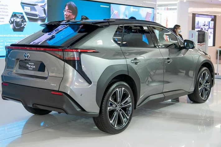 Theo hé lộ của Toyota trong buổi họp báo vào ngày 15/9/2022, hãng sẽ giới thiệu một mẫu xe điện mới tại Việt Nam ngay trong triển lãm VMS năm nay. Hiện hãng Toyota chưa công bố thông tin về mẫu xe điện này. Tuy nhiên, phần lớn mọi người đều dự đoán mẫu xe điện mà Toyota sẽ trưng bày trong triển lãm VMS 2022 chính là bZ4X.