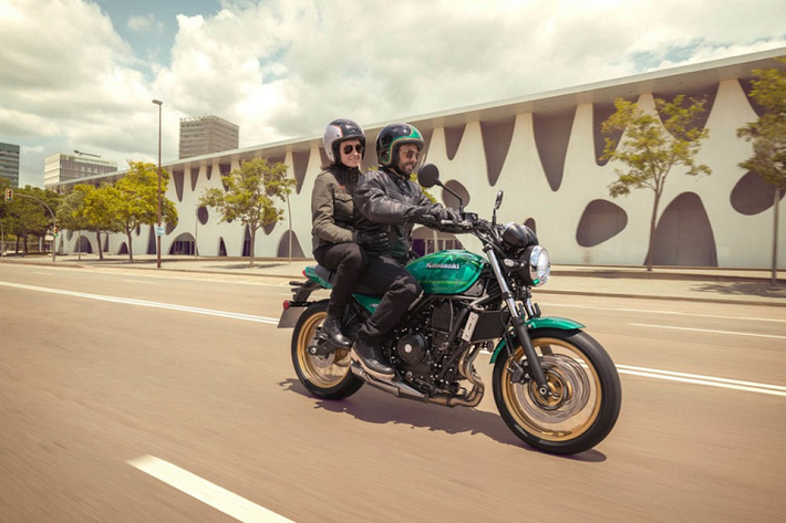 Kawasaki Z650RS 2022 mới được ra mắt vào hồi cuối tháng 9/2021, bổ sung thêm một mẫu xe tân cổ điển thuộc dòng RS bên cạnh mẫu Z900RS, mang đến thêm lựa chọn cho người dùng ở phân khúc xe hạng trung. Sau một thời gian trình làng tại thị trường châu Âu, có vẻ như Kawasaki sắp đưa Z650RS về phân phối chính hãng tại Việt Nam.