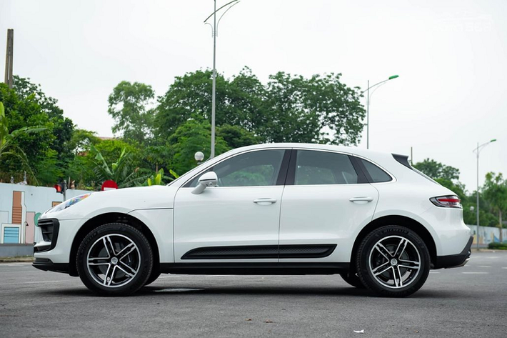 Hiện giá xe Porsche Macan 2022 biển VIP này được chủ nhân chào bán với mức giá 5,2 tỷ đồng. Chiếc Porsche Macan trong bài thuộc bản tiêu chuẩn, xe có giá khởi điểm từ 2,992 tỷ đồng, chưa bao gồm các tuỳ chọn.