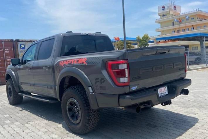 Ford F-150 Raptor 2022 cân bằng được nhiều yếu tố như thiết kế hầm hố đẹp mắt, động cơ mạnh mẽ, khả năng vận hành off-road tối ưu mang đến trải nghiệm lái thú vị, bên cạnh khoang nội thất rộng rãi của dòng bán tải cỡ lớn còn phù hợp để phục vụ cho nhu cầu đi lại của gia đình.