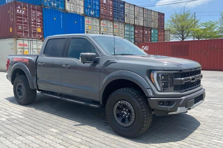 Mặc dù có giá bán không dưới 5 tỷ đồng, nhưng Ford F-150 Raptor 2022 mới vẫn hút hàng tại thị trường Việt. Chính vì thế, Ford F-150 Raptor 2022 liên tục được đưa về nước với đủ các màu sắc khác nhau. Mức giá xe Ford F-150 Raptor 2022 về Việt Nam hiện là hơn 5 tỷ đồng, có mức ngang với 4 chiếc Ranger Raptor.